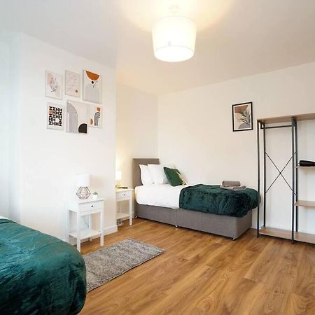 3 Bedroom Home With Free Parking Leeds  Buitenkant foto