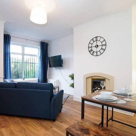 3 Bedroom Home With Free Parking Leeds  Buitenkant foto