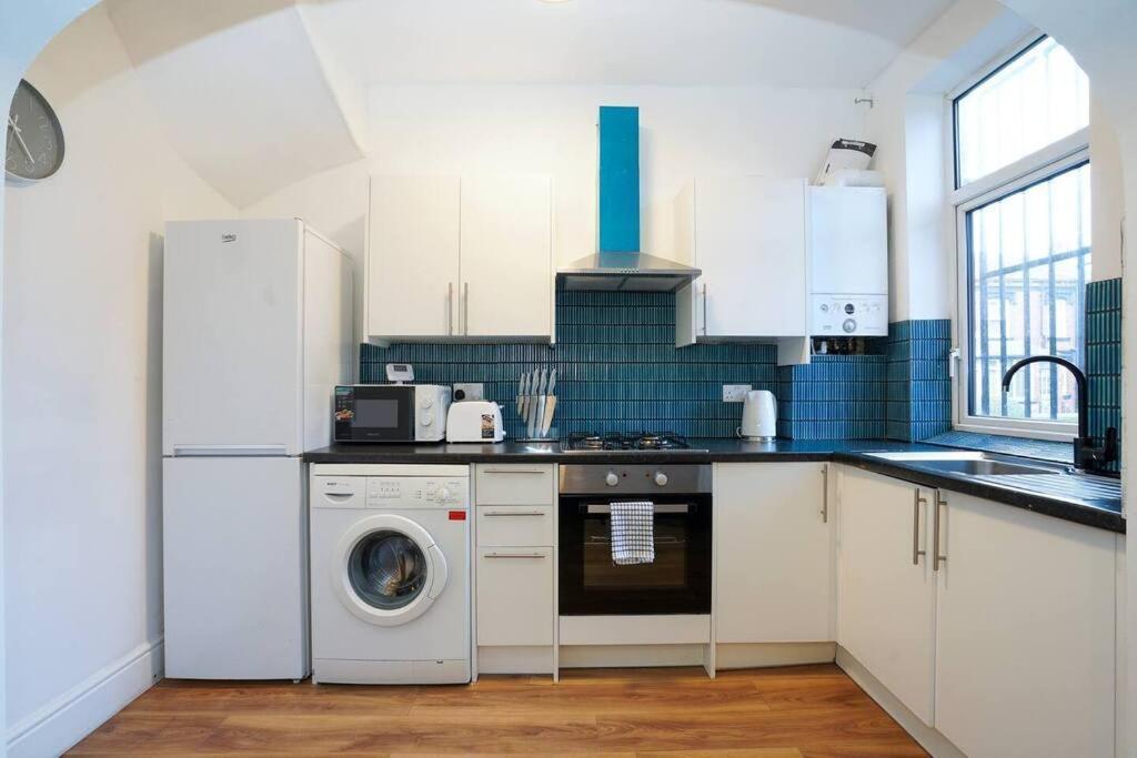 3 Bedroom Home With Free Parking Leeds  Buitenkant foto