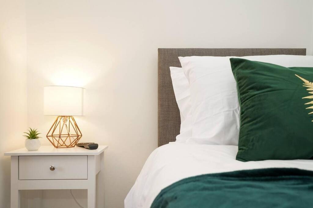 3 Bedroom Home With Free Parking Leeds  Buitenkant foto