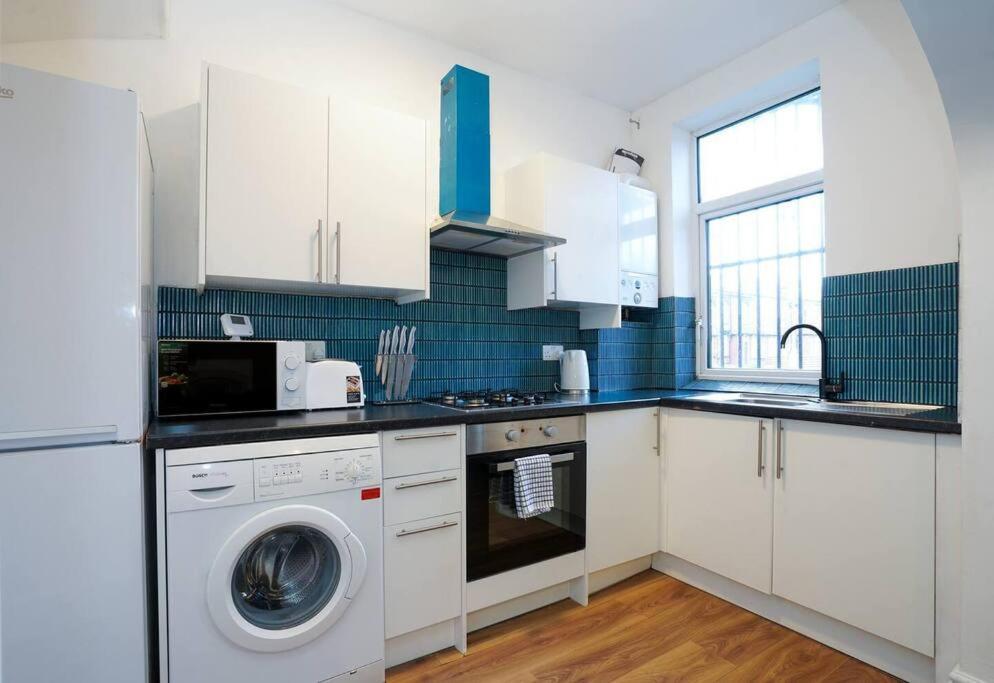 3 Bedroom Home With Free Parking Leeds  Buitenkant foto