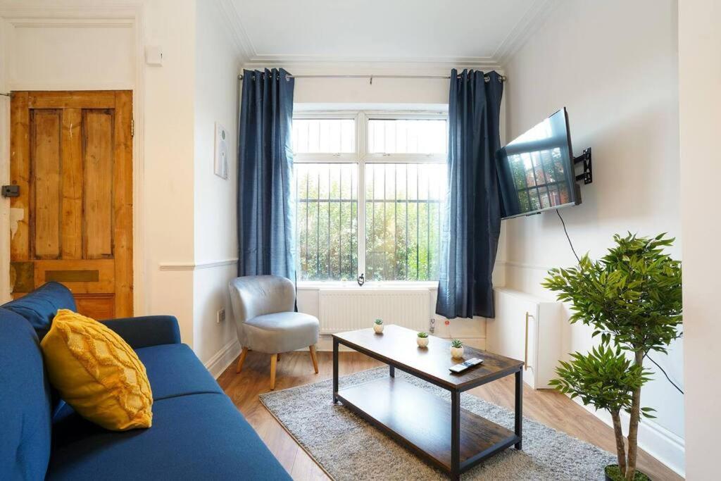 3 Bedroom Home With Free Parking Leeds  Buitenkant foto