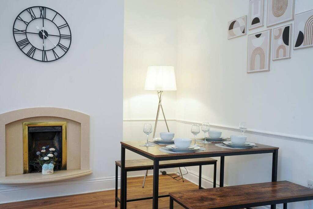 3 Bedroom Home With Free Parking Leeds  Buitenkant foto