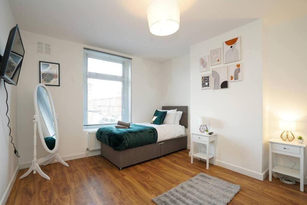 3 Bedroom Home With Free Parking Leeds  Buitenkant foto