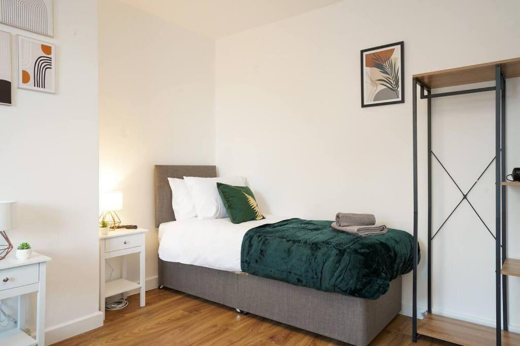 3 Bedroom Home With Free Parking Leeds  Buitenkant foto