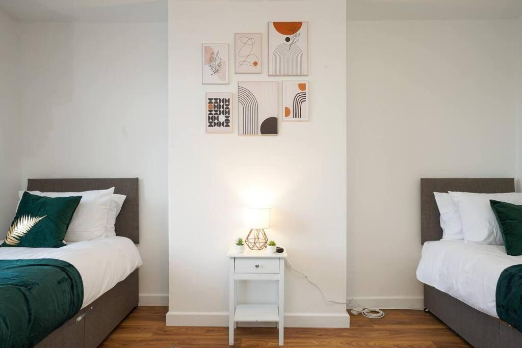 3 Bedroom Home With Free Parking Leeds  Buitenkant foto