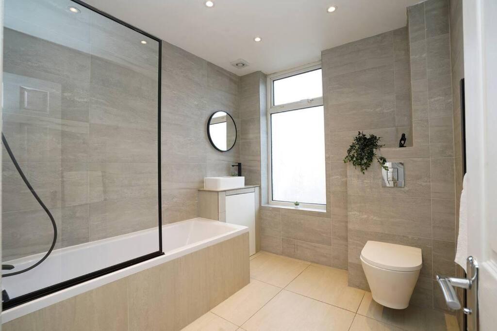 3 Bedroom Home With Free Parking Leeds  Buitenkant foto