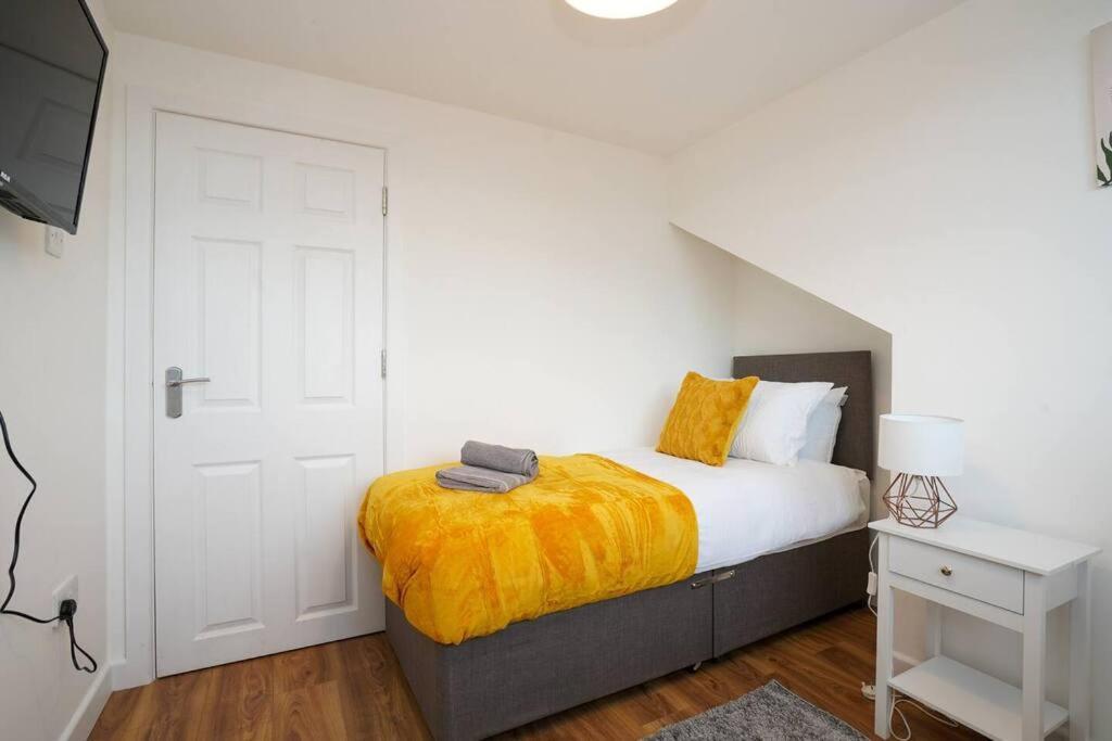 3 Bedroom Home With Free Parking Leeds  Buitenkant foto